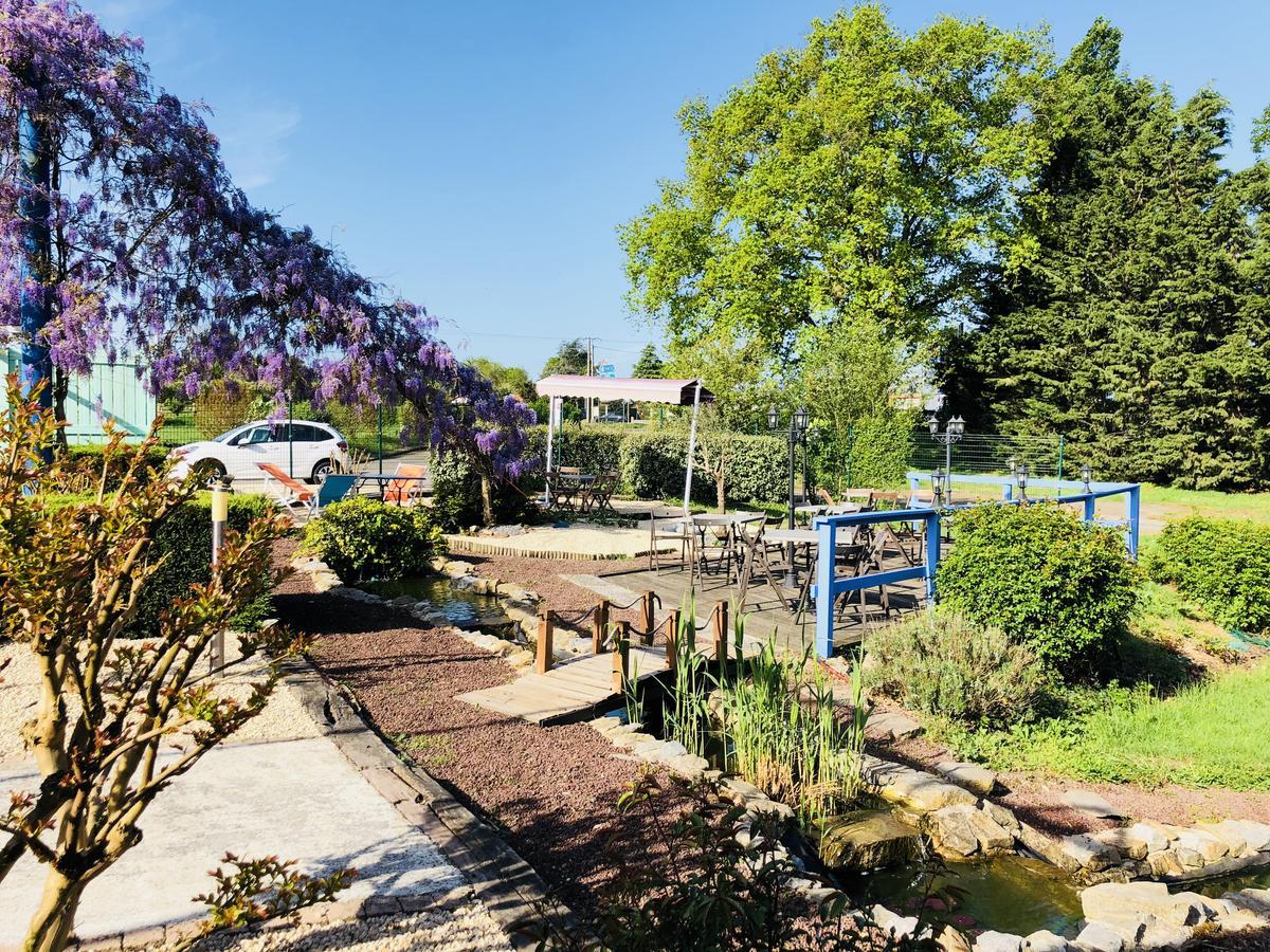 Hotel Au Relais Des Lilas Parthenay Exterior photo